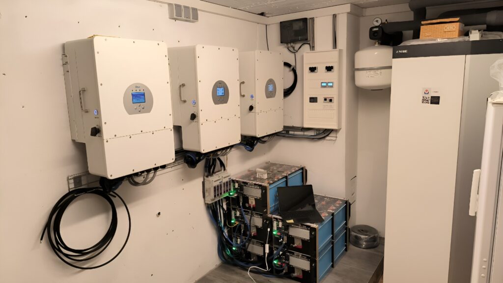 Multi-Home-Speicher Schaltschrank und Batteriebank von Benjamin Sommer